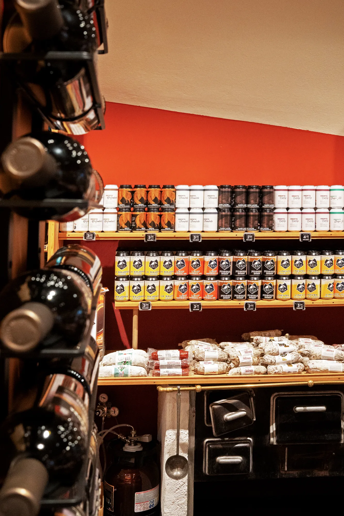 Südtiroler Weine und Spirituosen im Supermarkt Wolkenstein