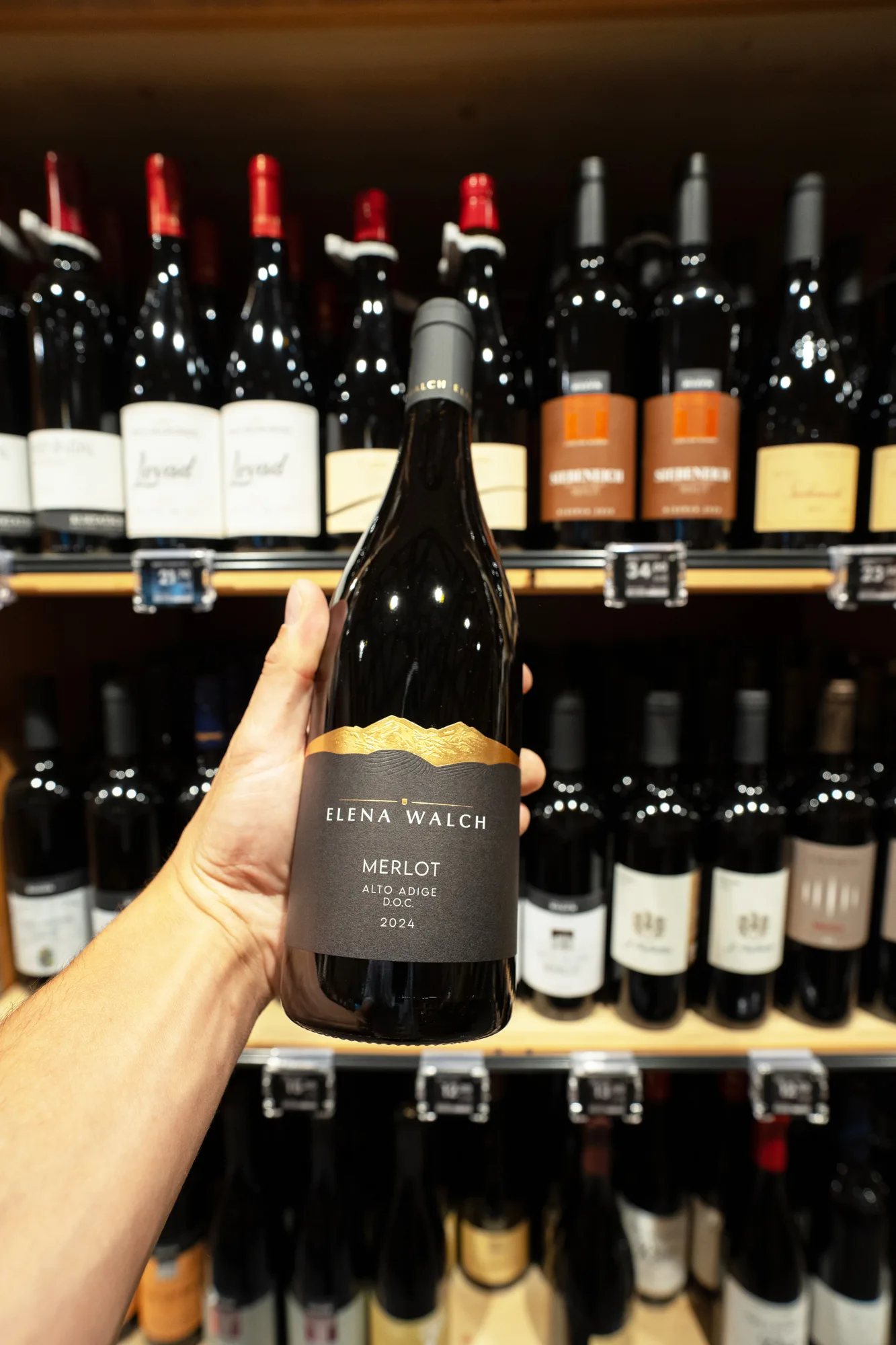 Weinregal mit erlesenen Weinen aus den besten Lagen Südtirols